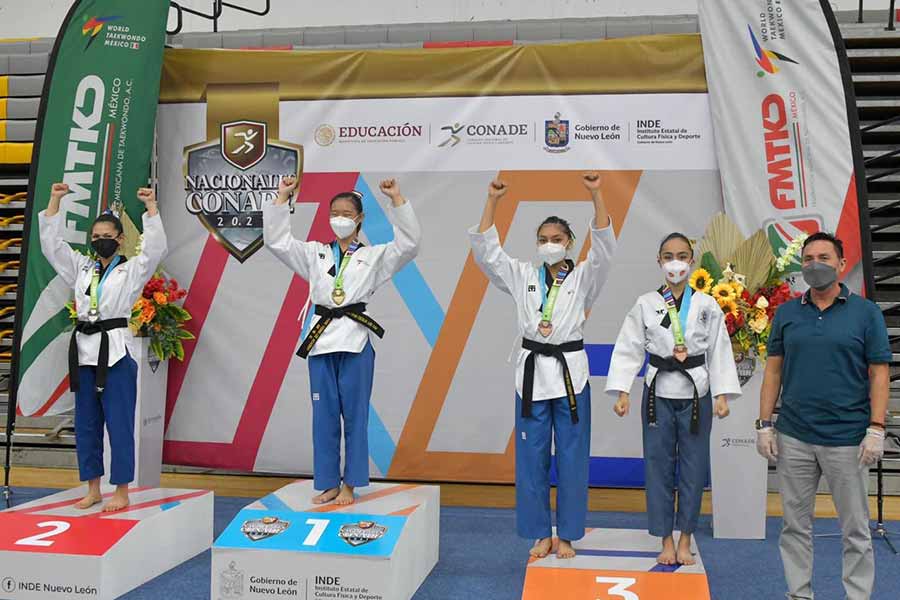 Seo Hyun Cecilia Lee Kim levanta los brazos tras ganar tres de oro en los juegos CONADE 2021.