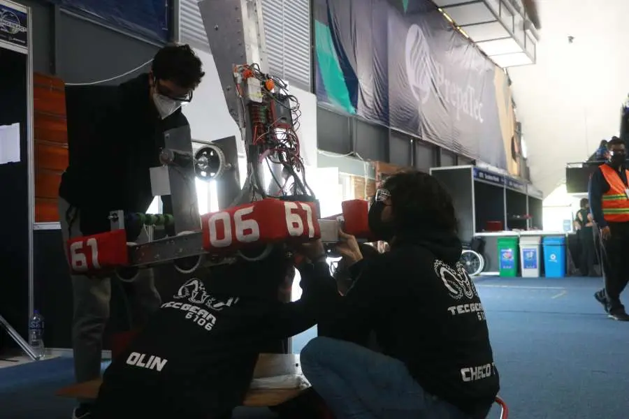 Sergio preparando y trabajando con el robot de TecGear.