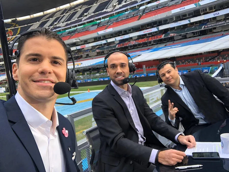 Sergio Dipp y dos compa&ntilde;eros durante un juego de la NFL en M&eacute;xico