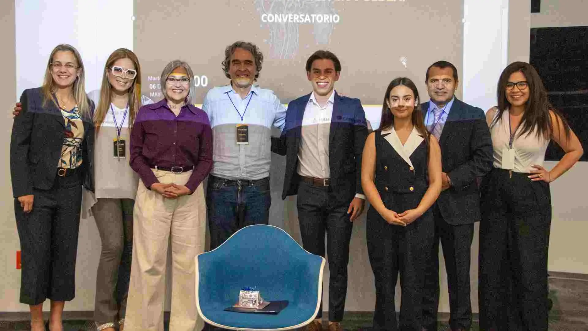 Sergio Fajardo con los organizadores del ActuaTec 2025