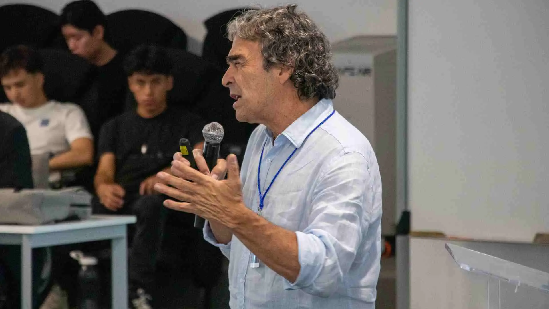 Sergio Fajardo da una pl&aacute;tica en el Tec campus Puebla