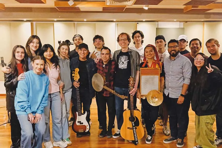 Sergio Gonz&aacute;lez, director asociado del Departamento de Medios y Cultural Digital., con estudiantes del Tec.