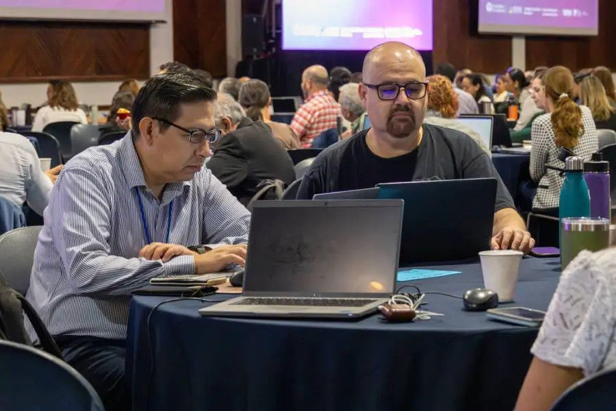 Profesores del Tec trabajando en conjunto