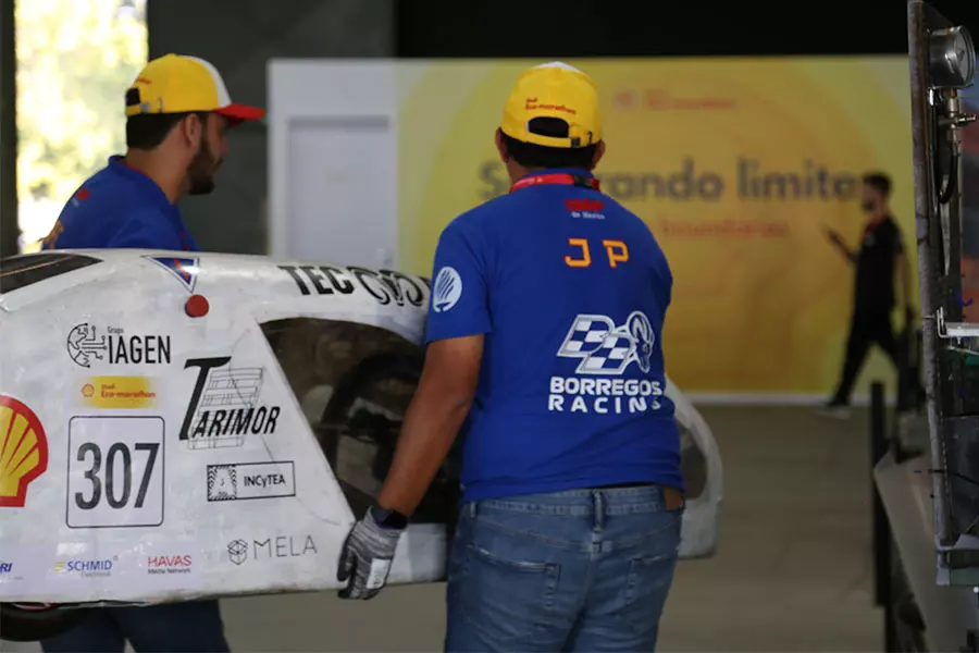 El equipo trasladando el auto