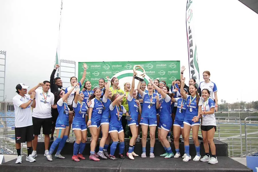 Equipos de borregos de futbol femenil de PrepaTec Monterrey celebrando campeonato de la CONADEIP.