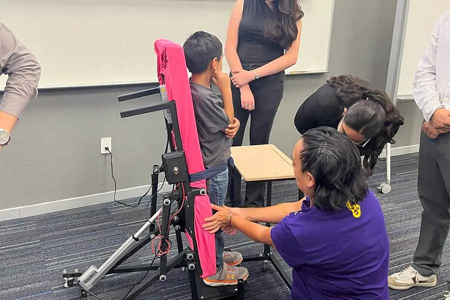 Paciente probando el bipedestador