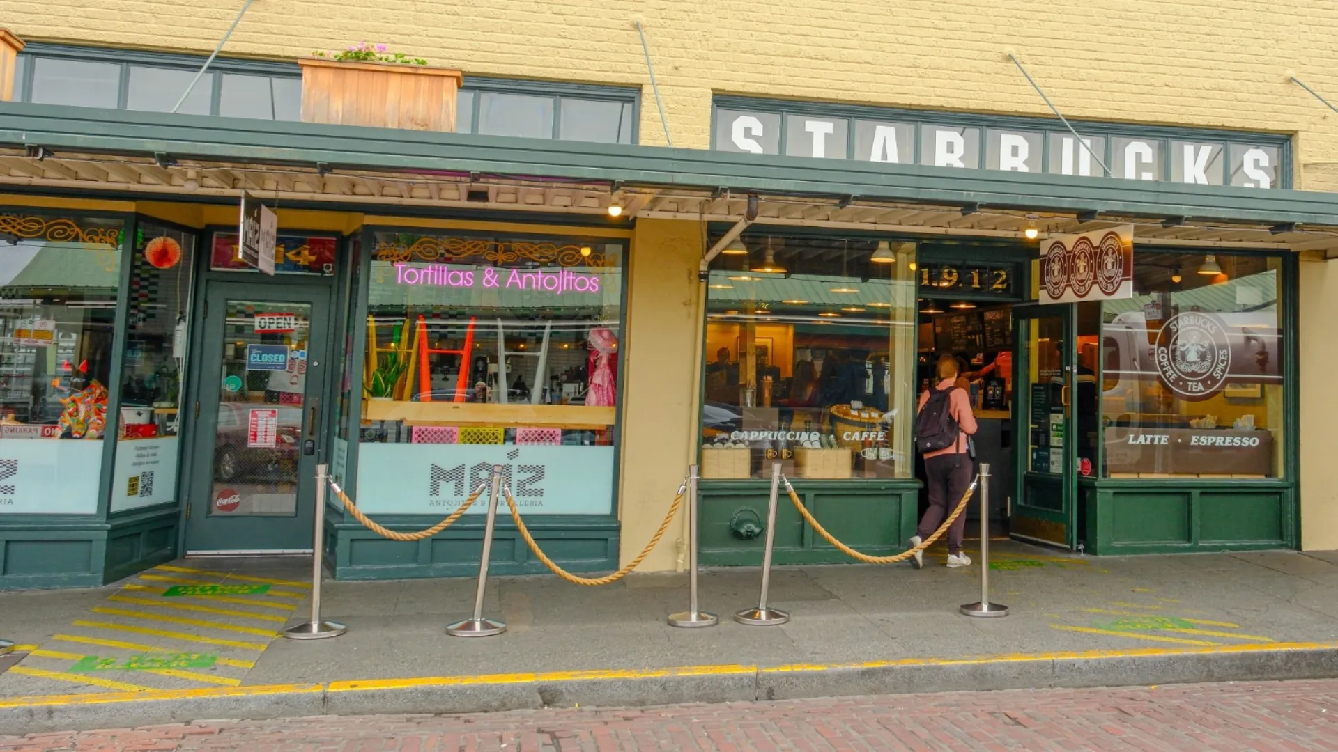 foto de starbucks en Seattle, Estados Unidos, a mediados de la d&eacute;cada de los 70