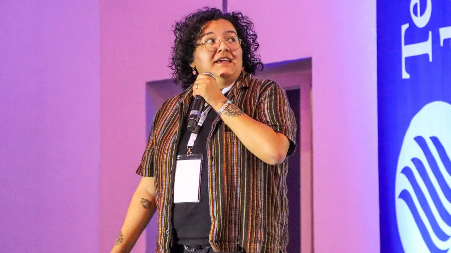 Stephanie Rizo, diseñadora de personaje y animadora durante su conferencia en el Tec campus Qro