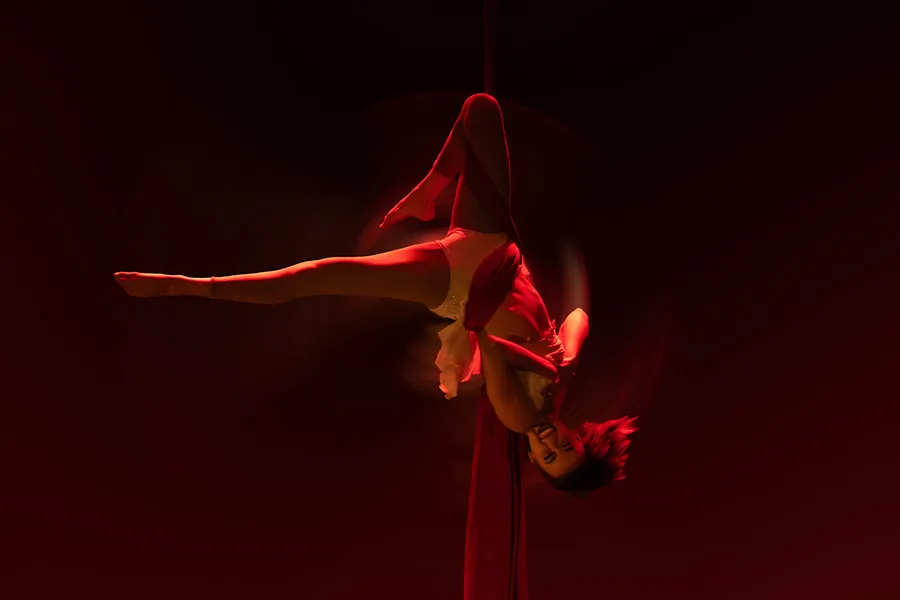 Chica en medio de una pirueta de danza a&eacute;rea.