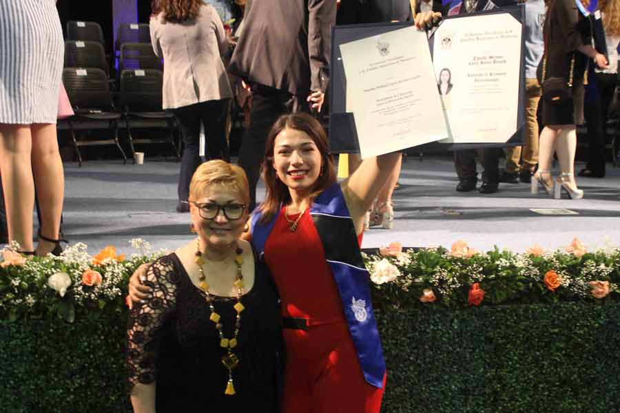 Tabatha y su mamá durante la graduación en el Tec.