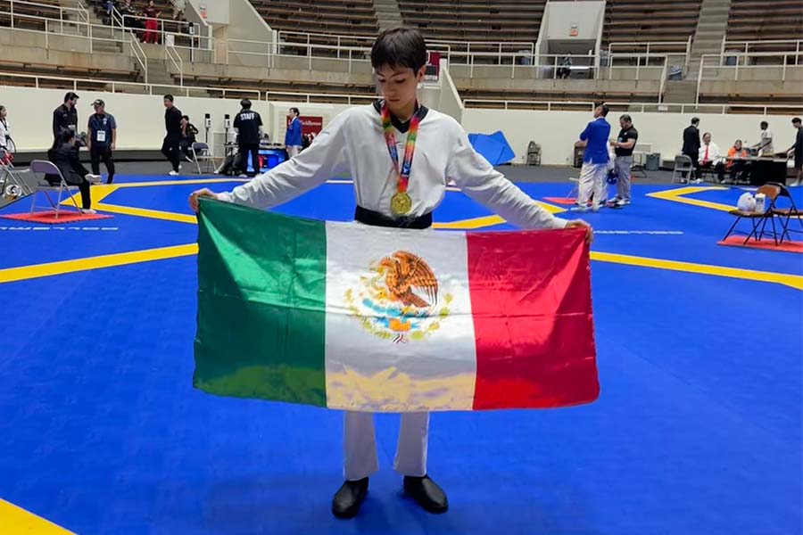 Maldonado con la bandera de México en el torneo de taekwondo