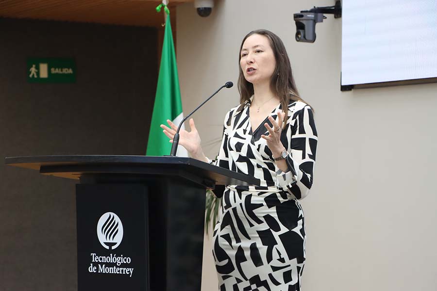 Tamara Carleton, profesora distinguida del Tec de Monterrey, en la conferencia que otorg&oacute; dentro de Triple Helix Conference.