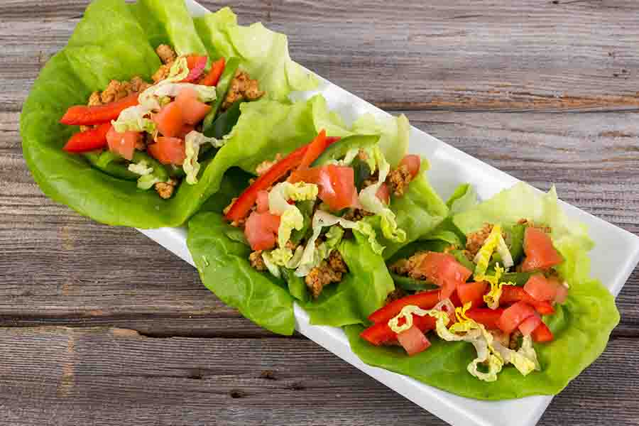 Taquitos de lechuga, huevo y vegetales