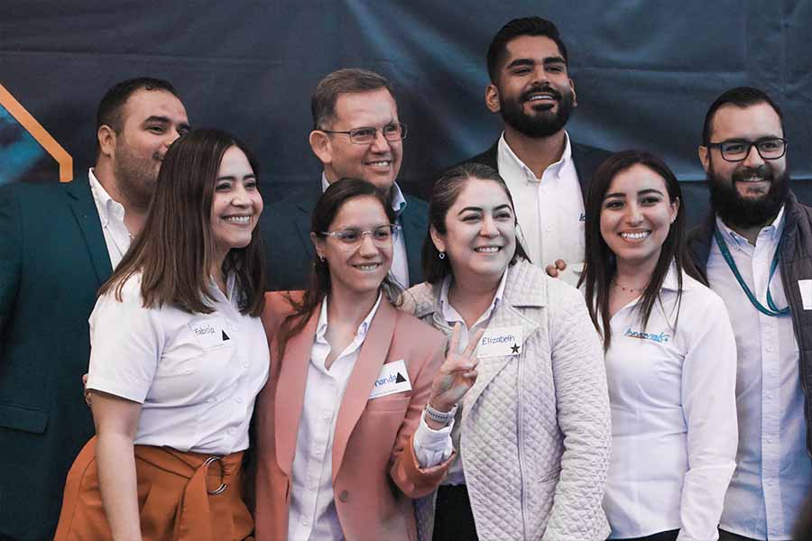 Imagen del equipo de células de innovación de Tec Beyond trabajando en conjunto con empresarios locales para desarrollar soluciones innovadoras