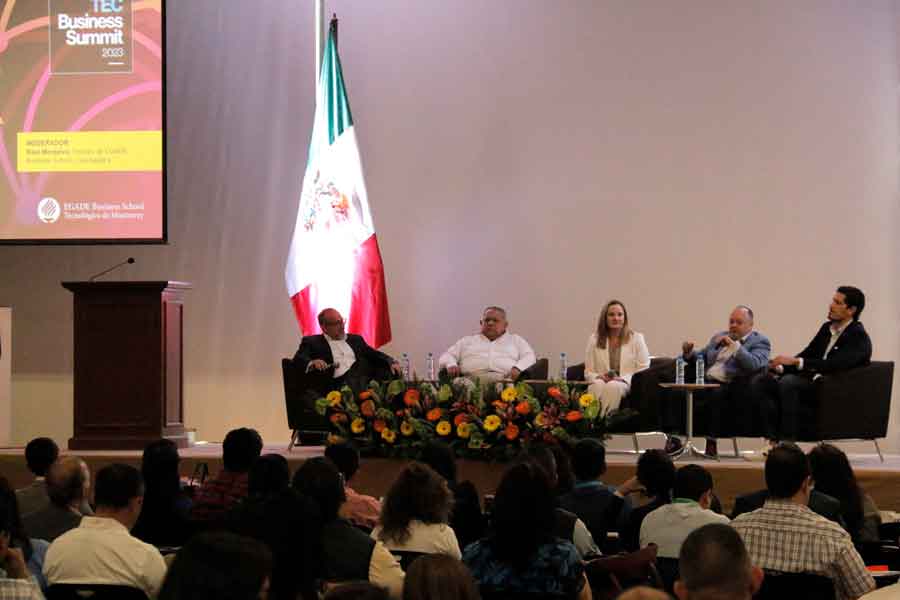 Tec business summit tuvo un panel de negocios conscientes y transformación digital.