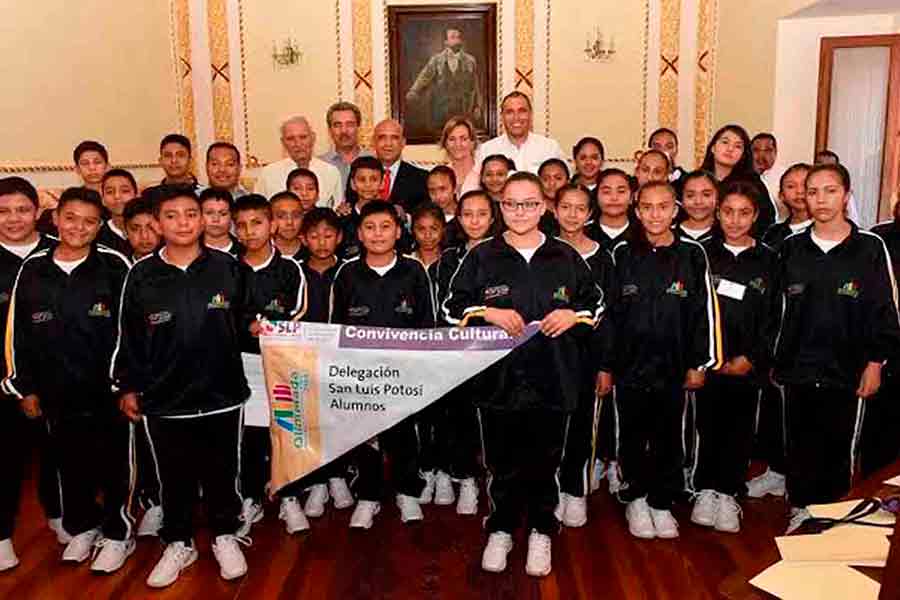 Vielka portando el banderín tras ser ganadora de la Olimpiada Nacional