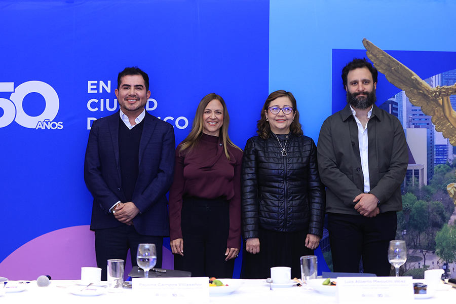 Directivos durante rueda de prensa.
