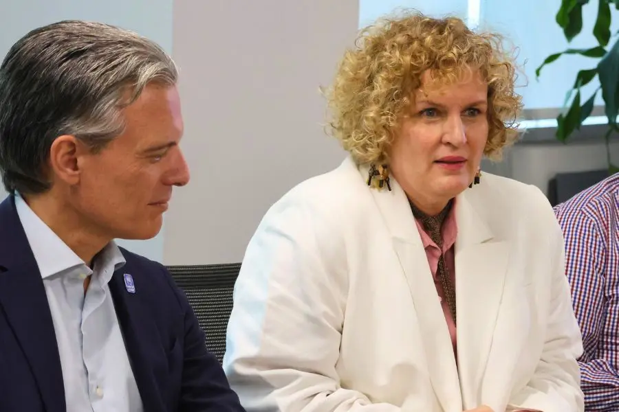 Inés Sáenz -  vicepresidenta de Inclusión, Impacto social y Sostenibilidad del Tec- y Giovani Lepri -representante del ACNUR en México-