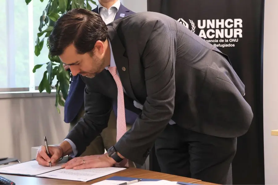 Juan Pablo Murra firmando convenio ACNUR