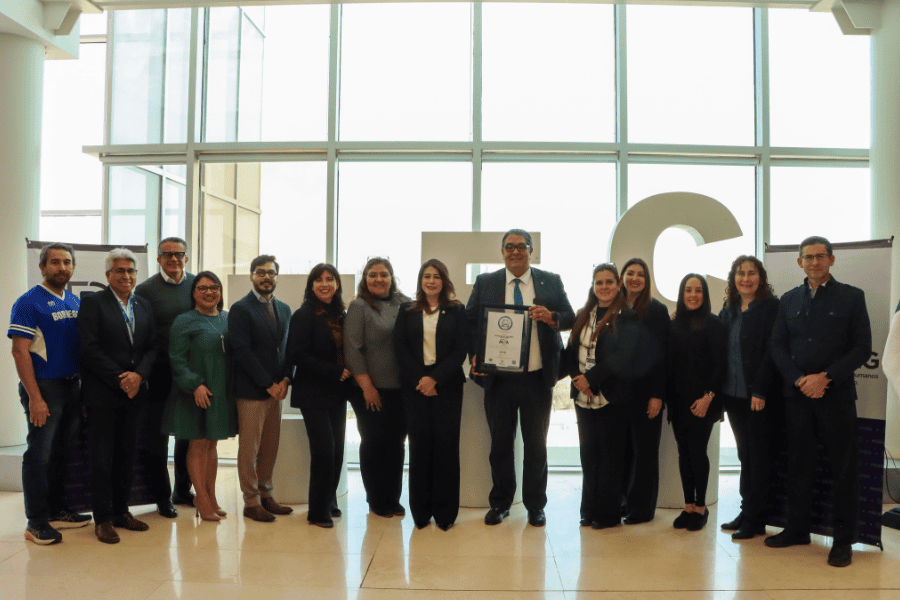 Colaboradores y miembros de la PRODHEG con el diploma del distintivo.