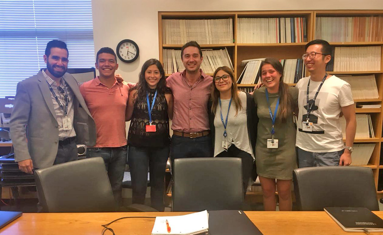 Doctor Guillermo Ruiz y estudiantes de su laboratorio