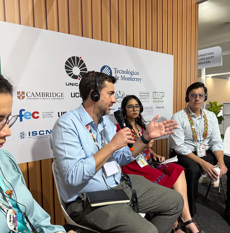 Juan Pablo Murra, rector del Tec, durante una charla en la COP30.