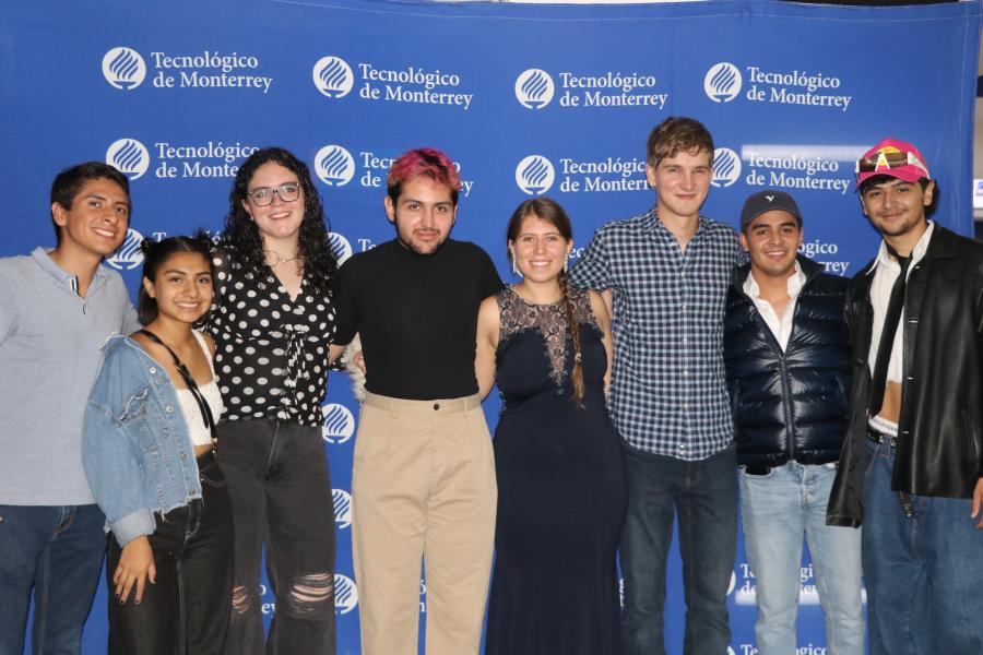 Estudiantes en la alfombra azul