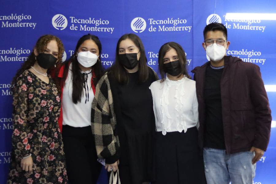 Estudiantes en la presentación de su proyecto final