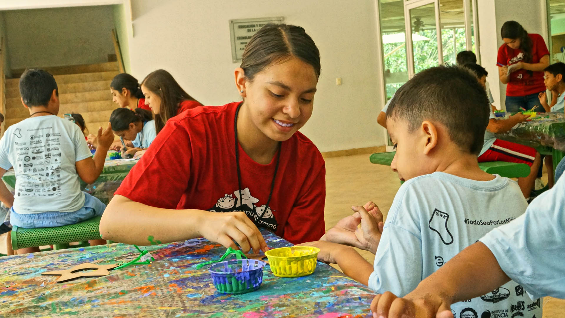 Estudiantes hacen campamento para niños con discapacidad