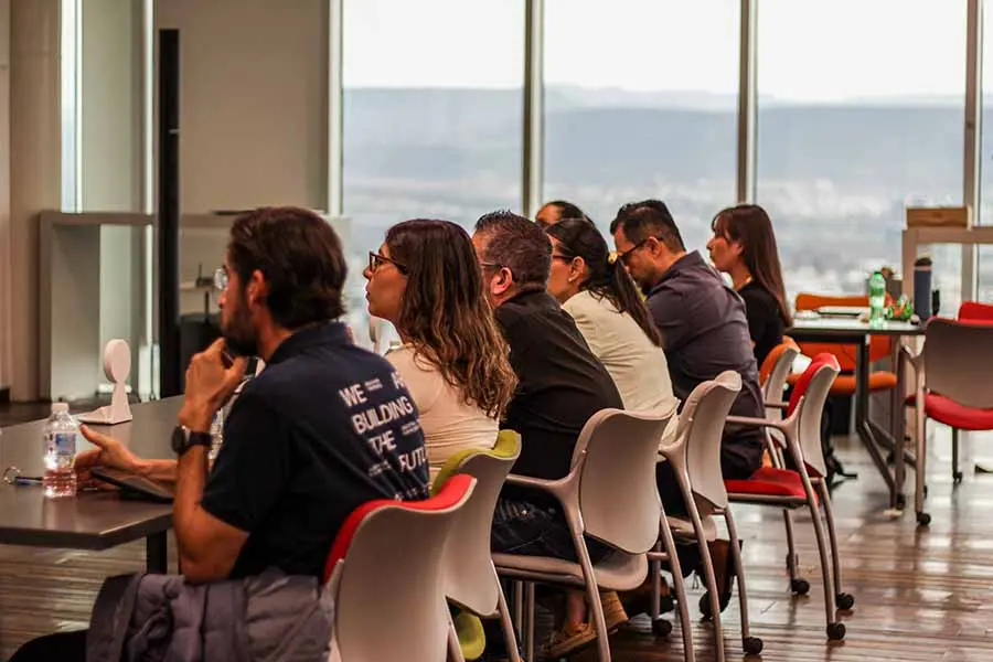 Directivos y integrantes del Tec y clúster automotriz