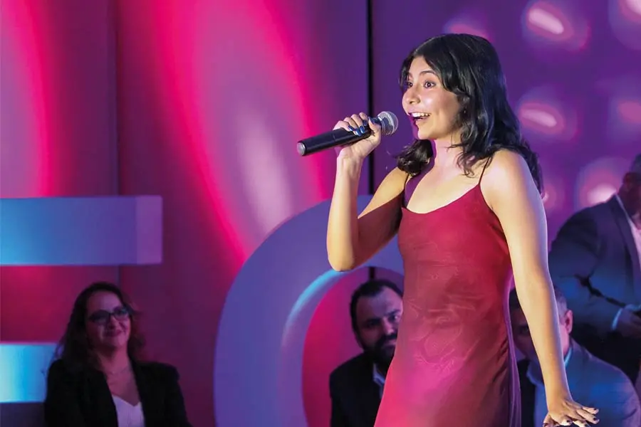 Valeria alumna del Tec interpretando "Never Enough"