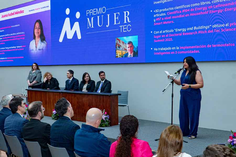 Isabel Méndez en premiación.