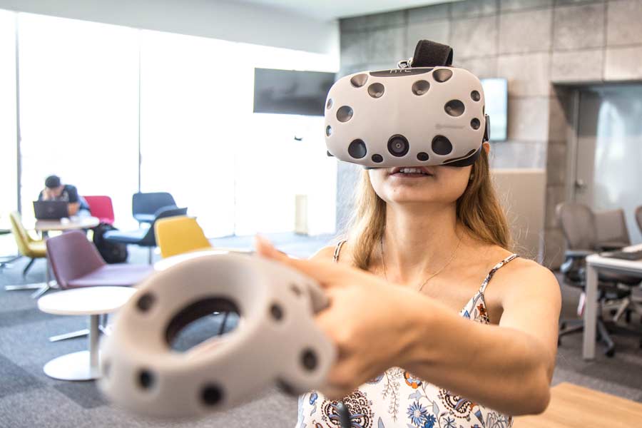 Alumna del Tec de Monterrey utilizando un visor de realidad virtual