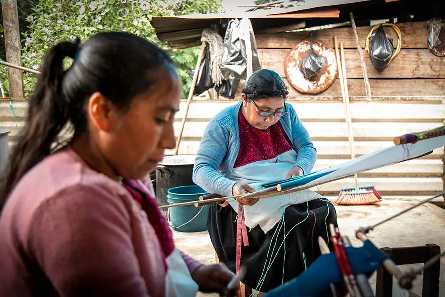andrea y su hija en el telar
