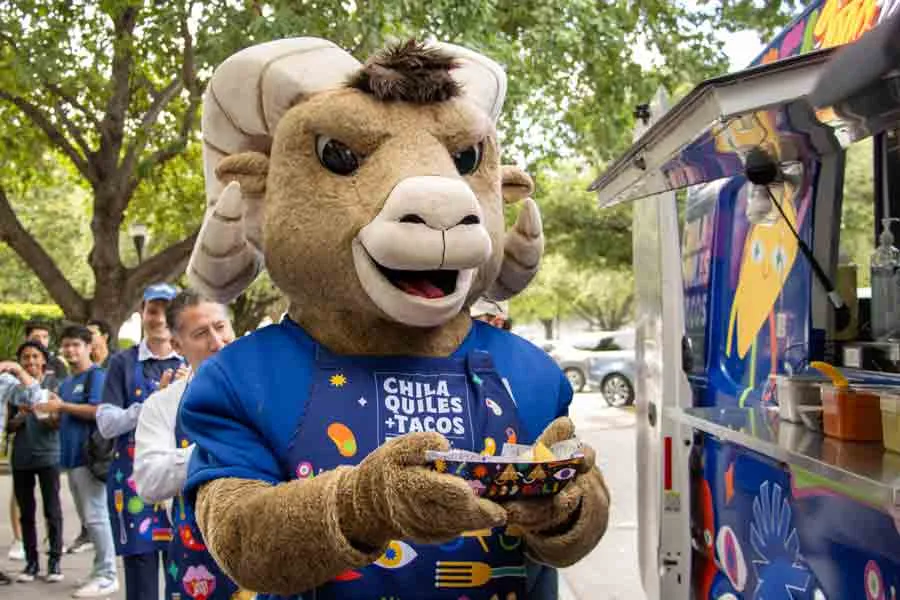 Teus posando con sus tacos en la inauguraci&oacute;n del nuevo food truck.