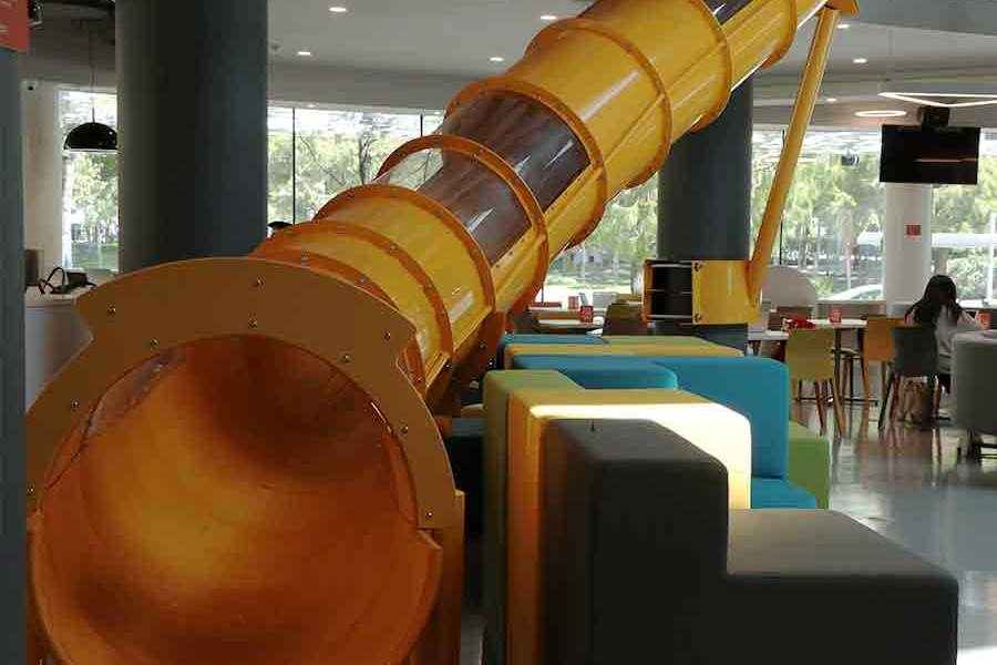 El tobogán es una de las atracciones de la cafetería