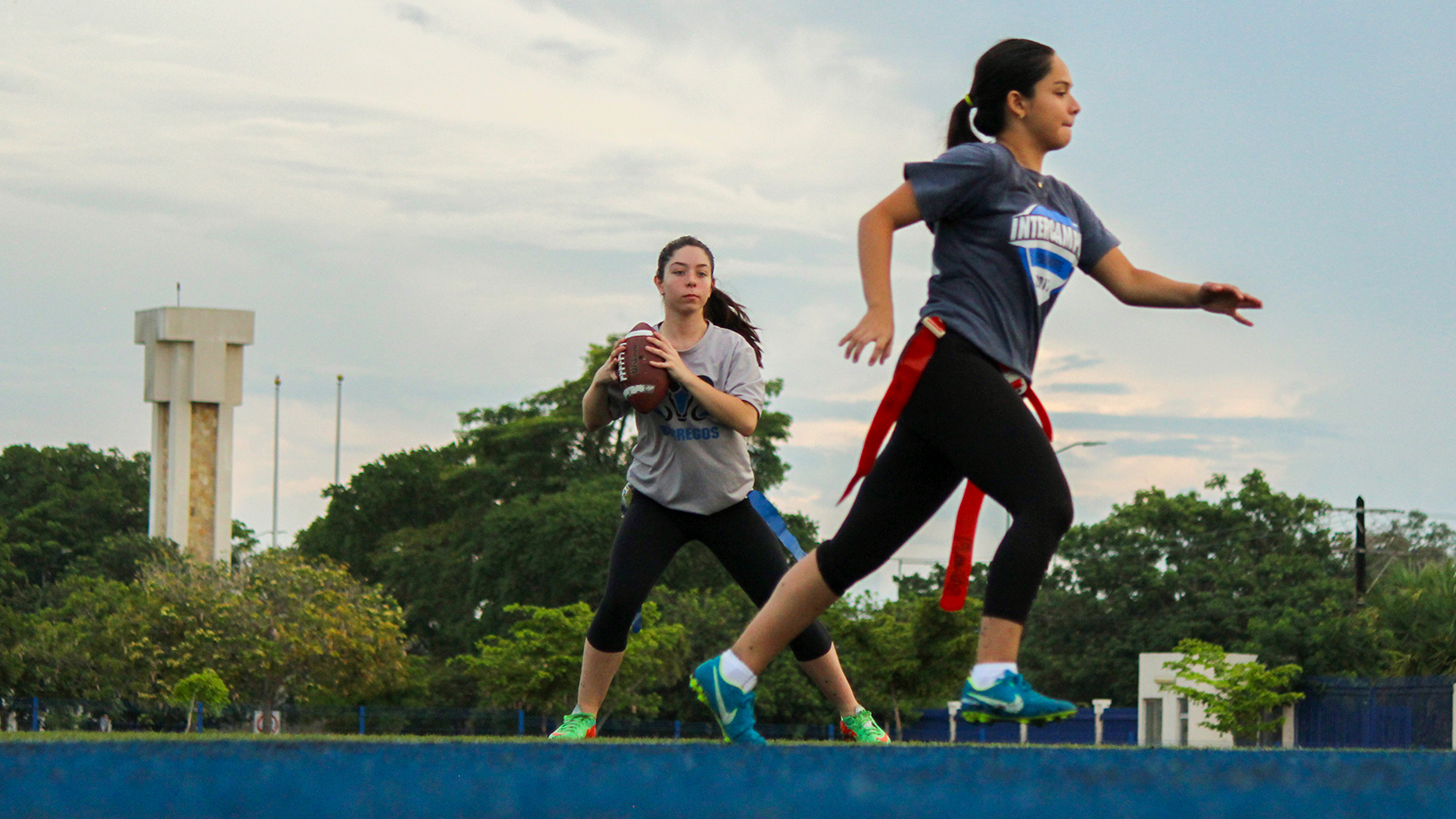 Alumnas entrenando tocho