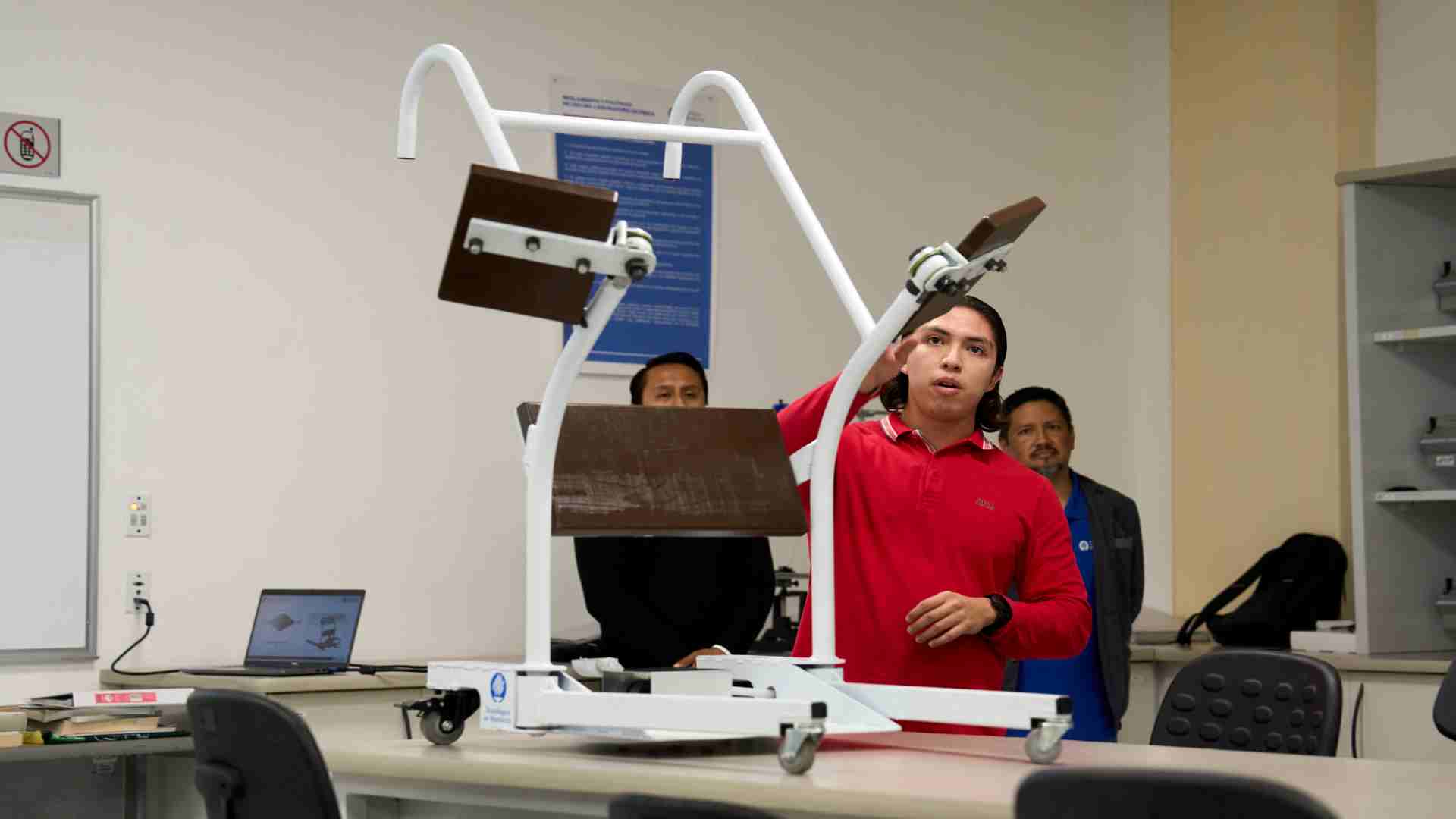 Alumnos presentando el dispositivo al socio formador