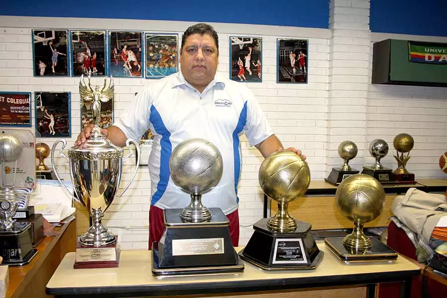 Nacho Moreno ganó más de 27 trofeos con Borregos Monterrey de basquetbol.