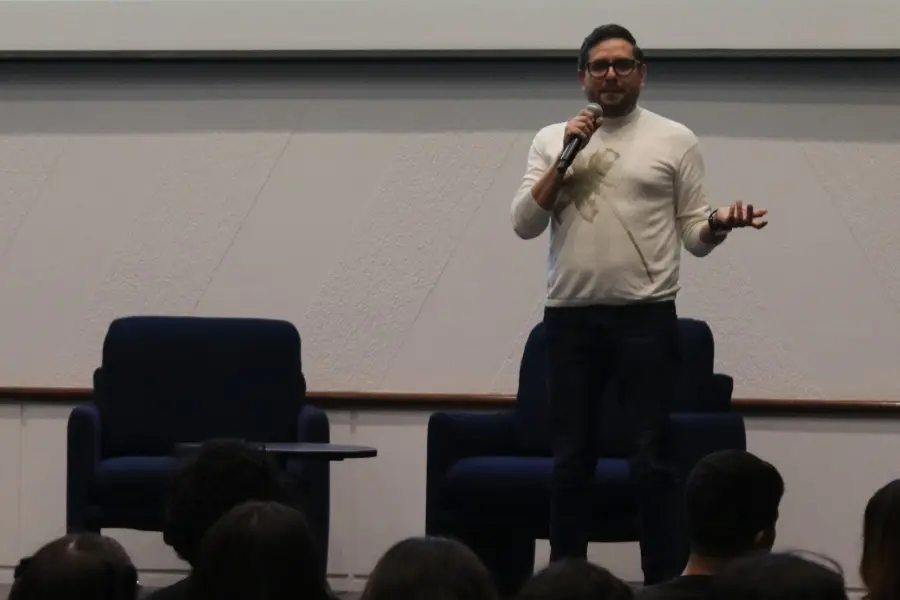 Ulises Medel compartiendo su trayectoria y experiencia con estudiantes de negocios en la Feria de Inclusión Financiero y Fiscal del Tec en Estado de México.