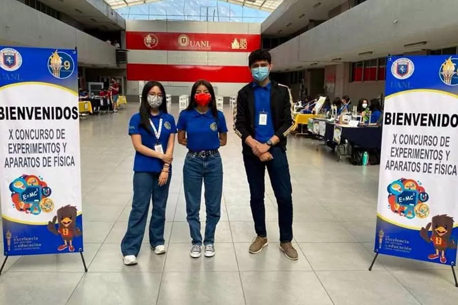 Valeria Palomo, estudiante de preparatoria que recibe beca al talento académico por parte del Tec, junto a compañeros de preparatoria.