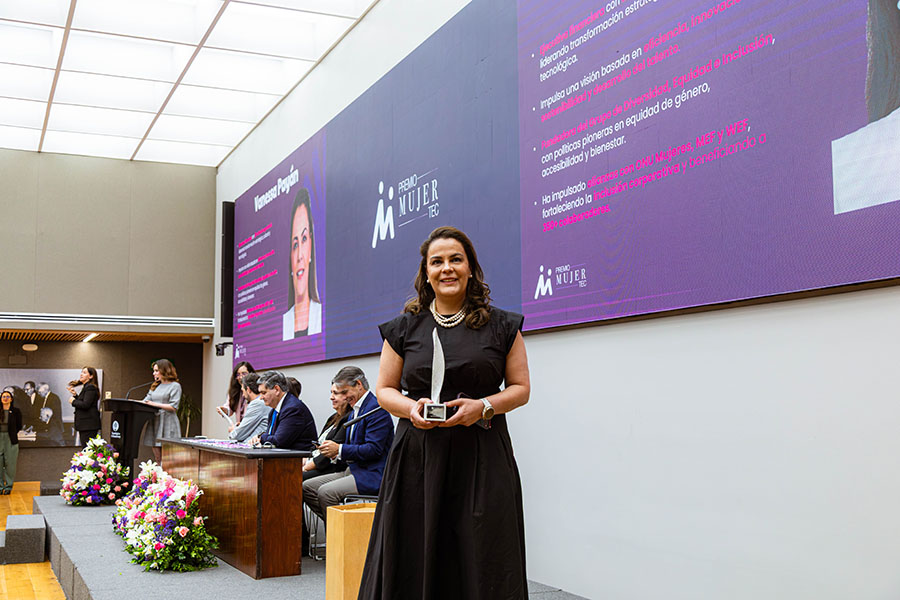 Vanessa Pay&aacute;n con su reconocimeinto