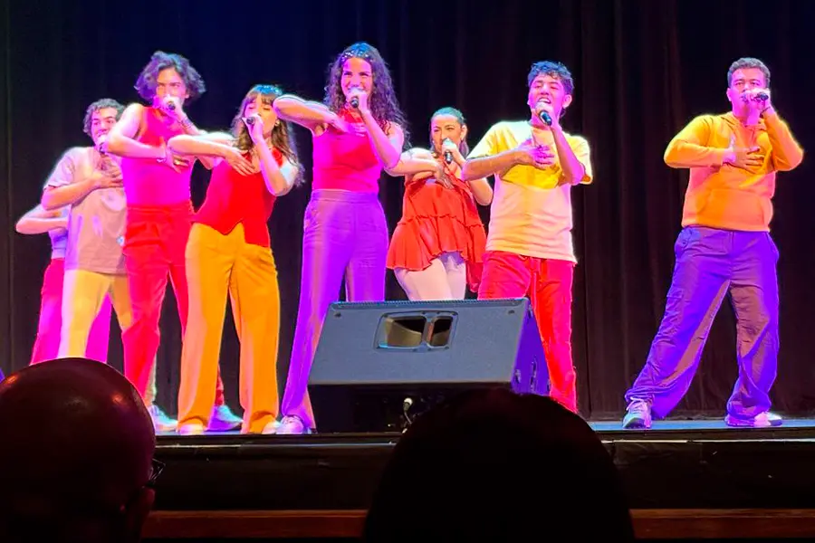 Estudiantes del grupo VOXEM, del Tec campus Estado de México, presentándose durante el Varsity Vocals International Championship of Collegiate A Capella.