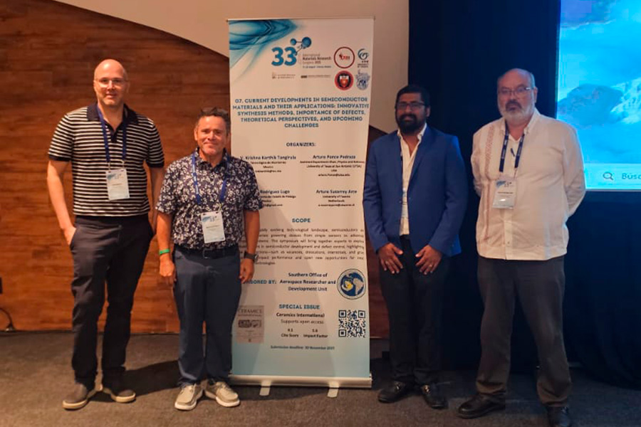 Venkata Karthik (saco azul) junto a los coorganizadores del simposio en el International Materials Research Congress.