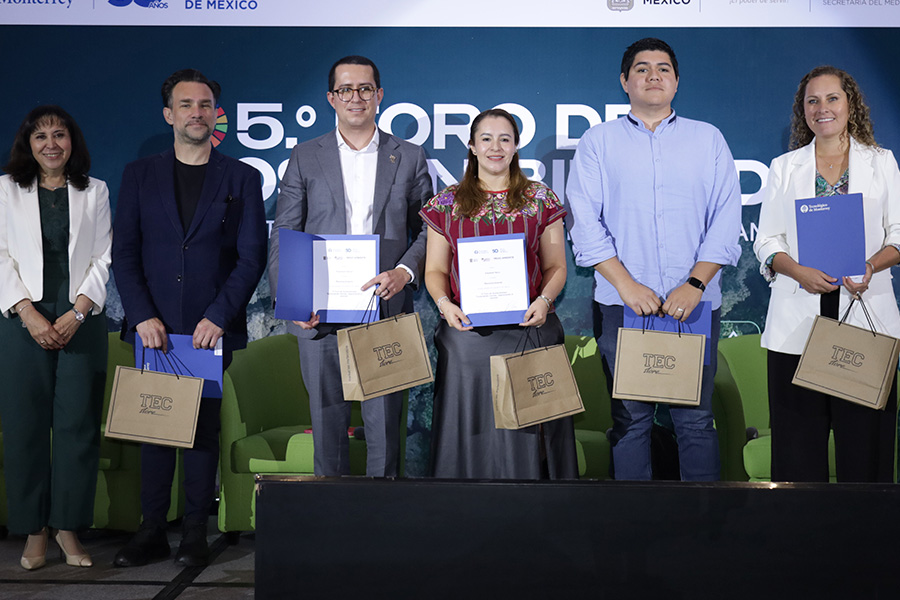 De izquierda a derecha: Ver&oacute;nica Pedrero, directora general del Tec campus Estado de M&eacute;xico; Gabriel Charles, director regional del Instituto de Emprendimiento Eugenio Garza Lag&uuml;era; Juan Francisco Garcia, presidente del consejo de Entelequia; Elizabeth Nava, socia fundadora de Entelequia; Edgar Francisco Gonz&aacute;lez, especialista de responsabilidad social en Bio Pappel; y Sara Paulina Barrag&aacute;n, gerente de comunicaci&oacute;n de marca y sostenibilidad para Hygiene LATAM.