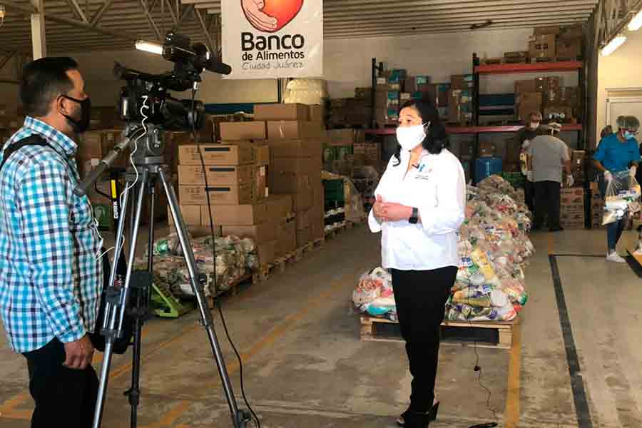 Verónica Jiménez dando donación del banco de alimentos.