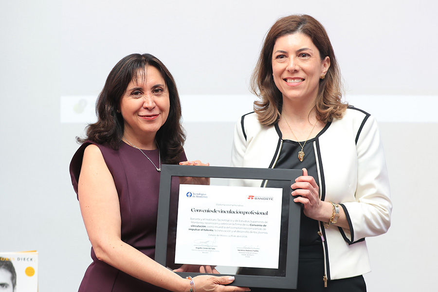 Ver&oacute;nica Pedrero, directora general del Tec campus Estado de M&eacute;xico, y Alejandra &Aacute;brego, directora de Atracci&oacute;n de Talento y Clima Organizacional en Banorte, presentando el convenio de vinculaci&oacute;n profesional entre ambas instituciones.