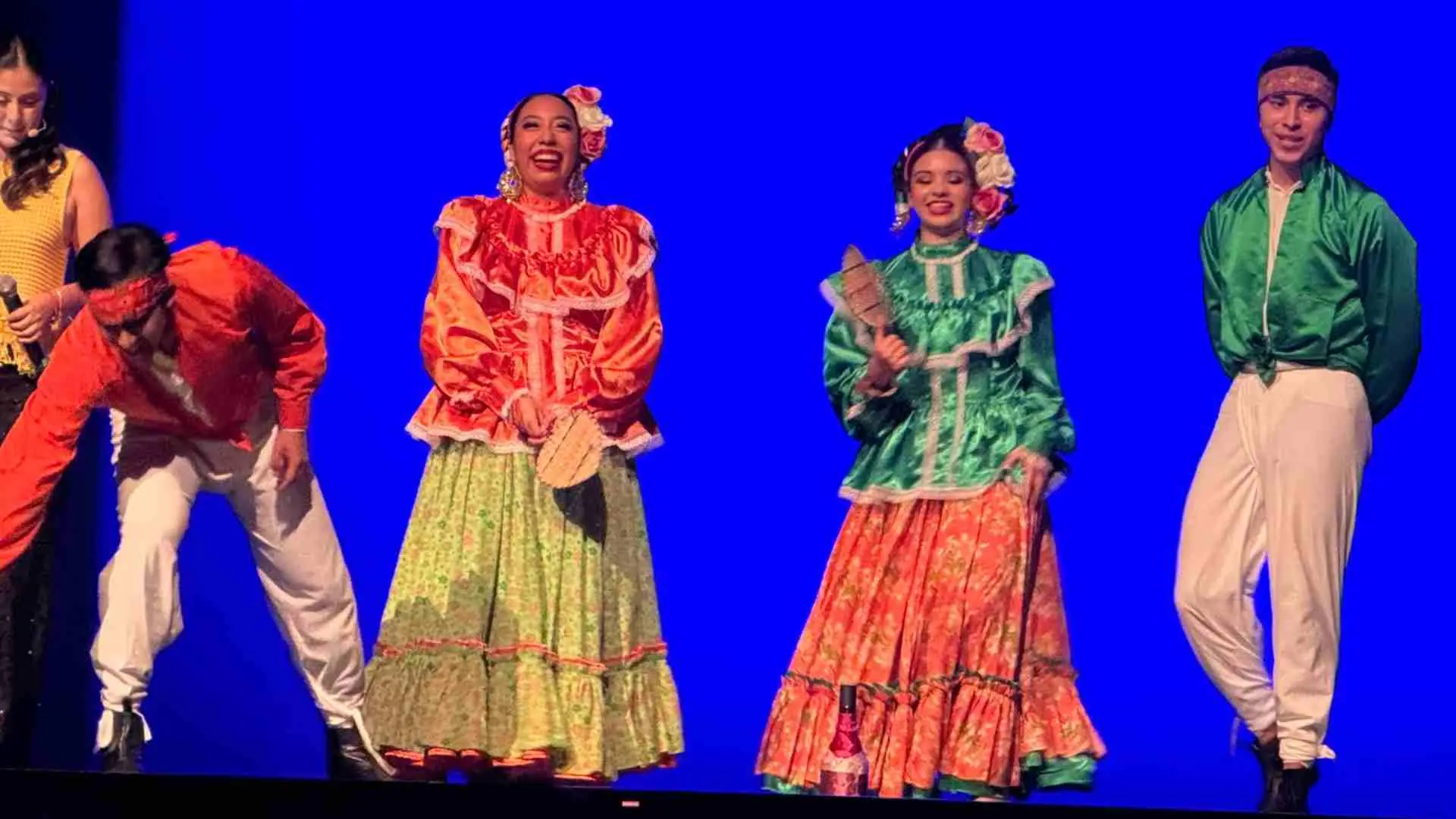 Alumnos recibiendo el premio
