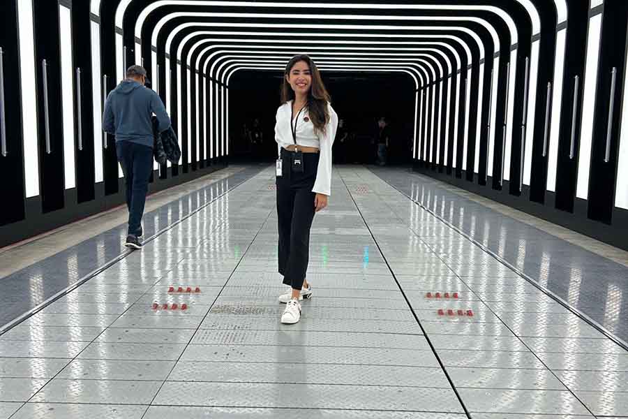 Julieta Vicario en Gigafactory Texas, de Tesla. 