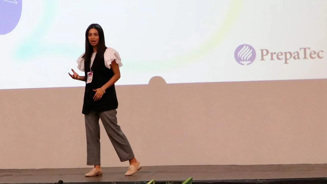 Victoria Gast&eacute;lum con su discurso "La necesidad de sanar a la sociedad"